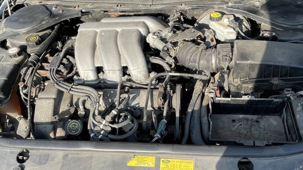 Ford Mondeo ST220 motor v�lt� �s motor alkatr�szek