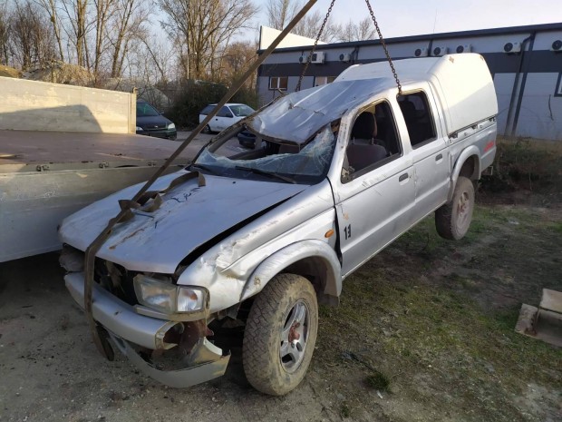 Ford Ranger és Mazda B2500 bontott alkatrészek eladók.