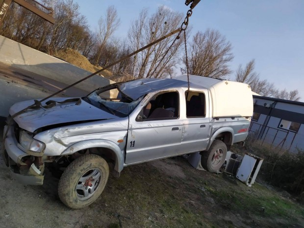 Ford Ranger és Mazda B2500 bontott alkatrészek eladók.