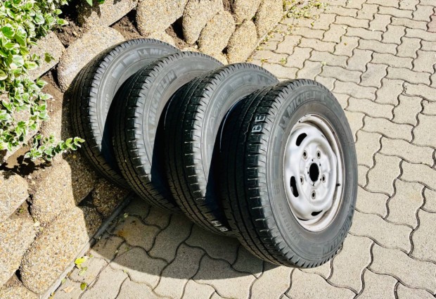 Ford Transit 215/70R15c teheraut gumiabroncs felnire szerelve