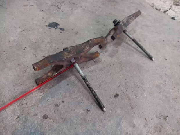 Ford Transit Tranzit MK7 06- Porlaszt� lefogat� lemez csavar 0951