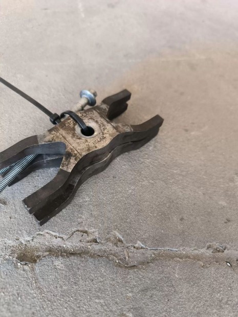 Ford Transit Tranzit MK7 06- Porlaszt� lefogat� lemez csavar 4267