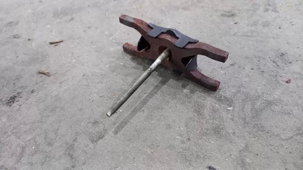 Ford Transit Tranzit MK7 06- Porlaszt� lefogat� lemez csavar 5170