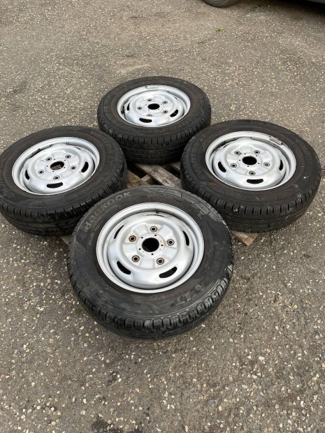 Ford Transit lemezfelni , erősített nyári C-s gumikkal együtt!