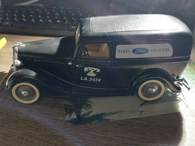 Ford V8 Solido 1:18