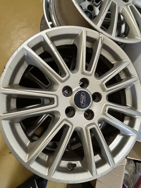 Ford alufelni nyom�s�rz�kel�vel 