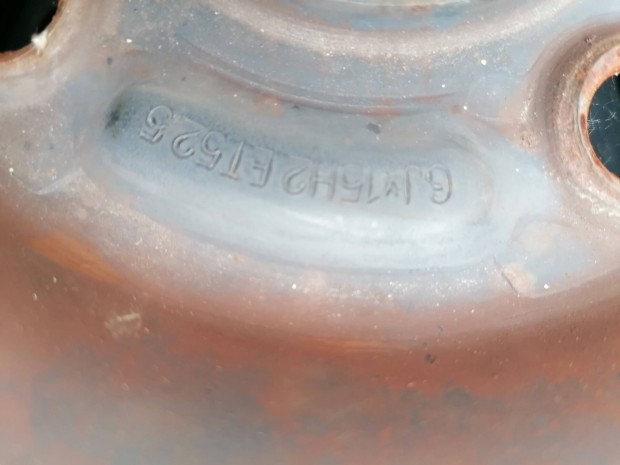 Ford felni 4 db. 