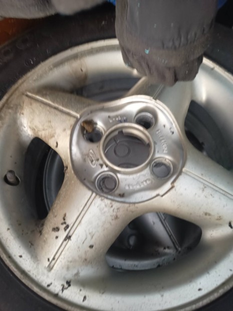 Ford felni elad 