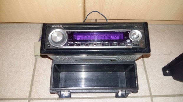 Ford fiesta 2002 - 2005-ig CD kenwood beépítő kerettel , tárolóval
