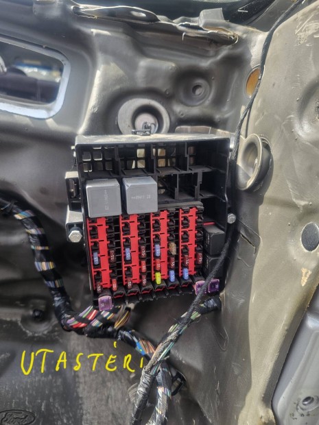 Ford fiesta mk6 utastéri biztosíték tábla 8000