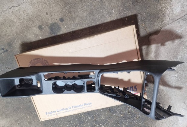 Ford fiesta mk8 k�z�pkonzol+korm�nyker�k