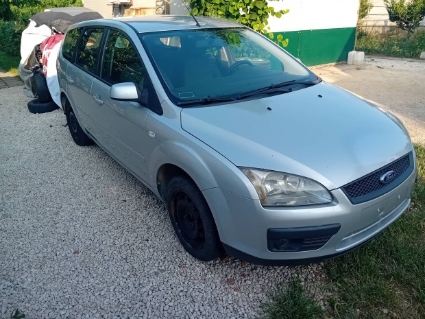 Ford focus mk2 kombi 1.6b karosszéria elemek ?