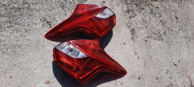 Ford focus mk3 5 ajtós hátsó lámpa jobb-bal oldali 20000.-/db 2011-től