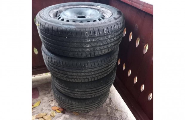 Ford focus nyri gumi elad eredeti felnin - 205/55 R16 (Laufenn)