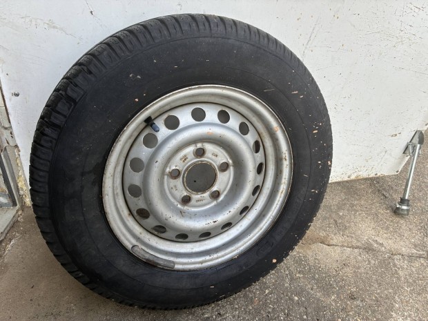 Ford gumi 14" felnivel ujszerű állapotban