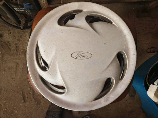 Ford gy�ri 13' s�r�lt d�szt�rcsa 2db