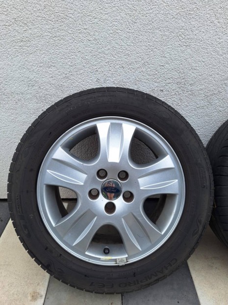 Ford gyri 16 colos felni nyrigumikkal Focus Mondeo Volvo Jaguar