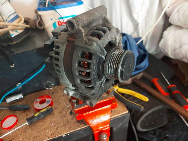 Ford kener�tor f�lk�szen fel�j�tva