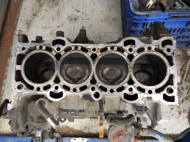 Ford mondeo mk3 SCI 1,8benzines Cfba 131Le bontott motor alkatrészek