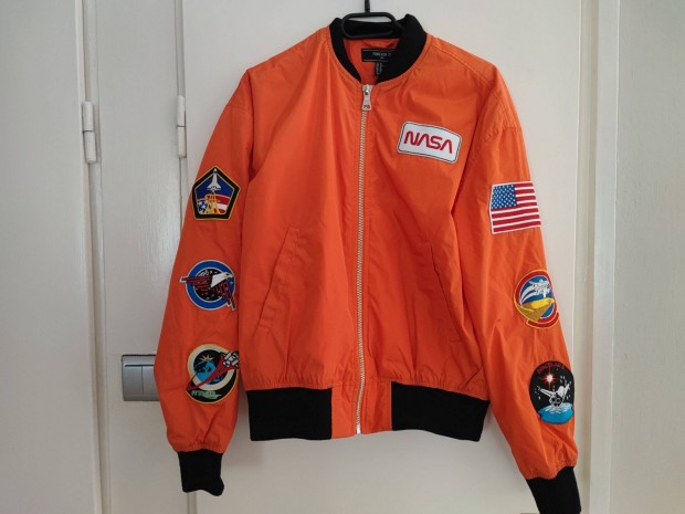 Forever 21 NASA bomber kabt