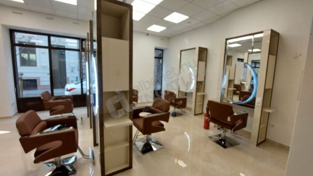 Forgalmas helyen a 8-ban a Bacs� B�la utc�ban �zlethelyis�g kiad�!