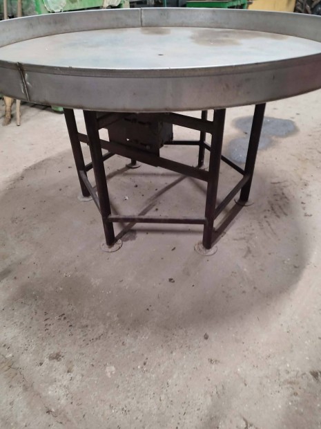 Forg� asztal elad�