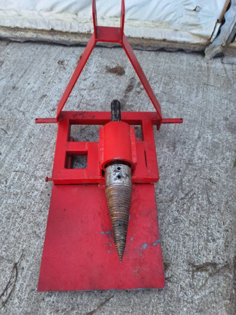 Forg�k�pos fahas�t� r�nkhas�t� kis traktorra 