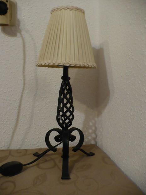 Forms kovcsoltvas asztali lmpa