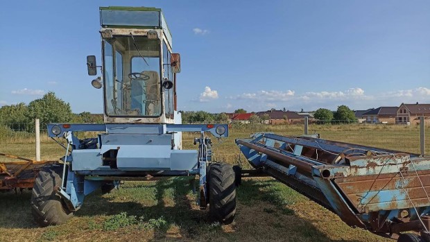 Fortschritt E301 kasz�l�g�p �s v�g�asztal