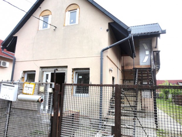 Ft, Bke utca, 140 m2-es, 2 genercis, csaldi hz, 6 szobs