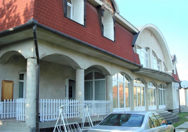 F�t, F�t, 320 m2-es, csal�di h�z, 8 szob�s, j� �llapot�, g�zcirk�