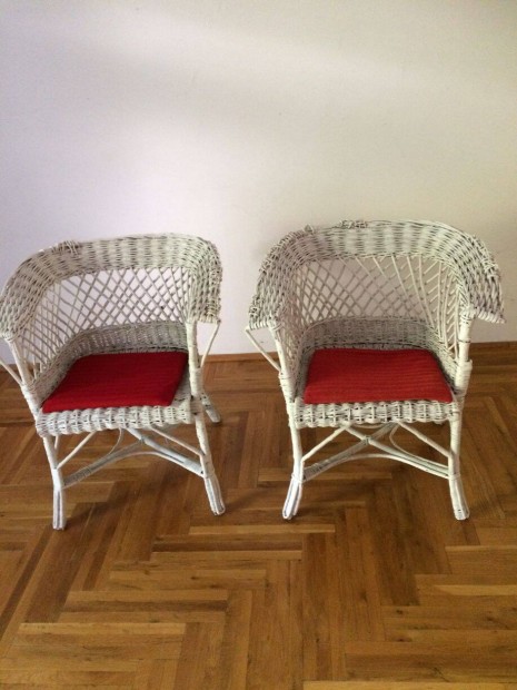 Fotelek, feher fonott piros parnaval