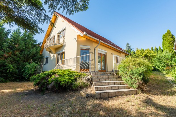 F�ti elad� t�gla csal�di h�z