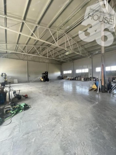 F��t melletti, 1656 m2 csarnok nagy ter�lettel elad�!