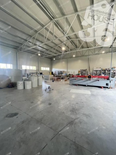 F��t melletti, 1656 m2 csarnok nagy ter�lettel elad�!