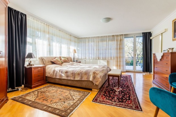 Francia iskola k�zel�ben FEL�J�TOTT csal�di h�z, 1497nm telek