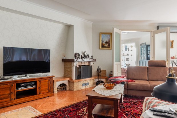 Francia iskola k�zel�ben FEL�J�TOTT csal�di h�z, 1497nm telek