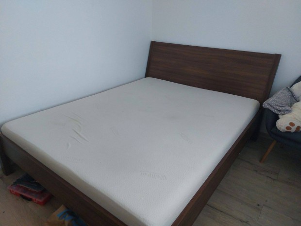 Franciaágy, komóddal és matraccal