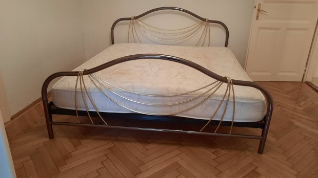 Franciaágy és dohányzóasztal egyben