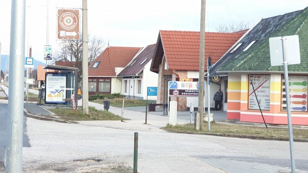 Frekventált üzletsoron 2 üzlet és 1 lakás (bemutatóterem) eladó, kiadó