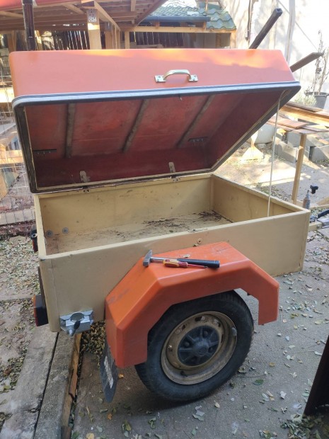 Friss m�szakival z�rhat� ut�nfut� elad� 