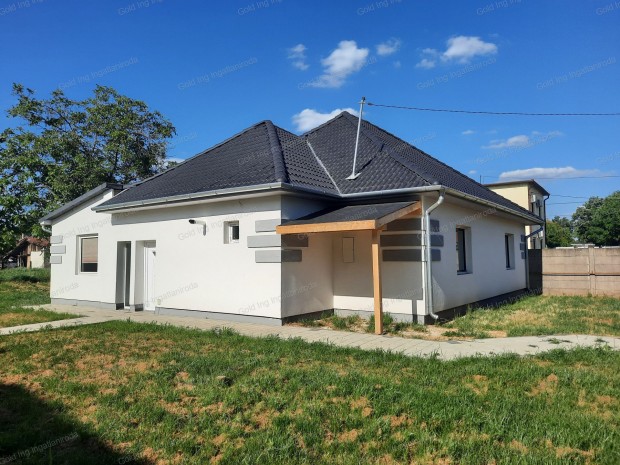 Frissen felújított, 4 szoba + nappalis családi ház