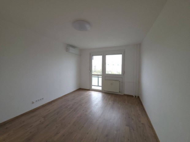 Frissen fel�j�tott, erk�lyes, nyugati fekv�s�, kl�m�s lak�s kiad�