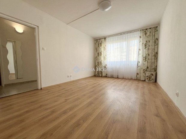 Frissen fel�j�tott, m�sf�l szob�s lak�s, Havanna lak�telepen