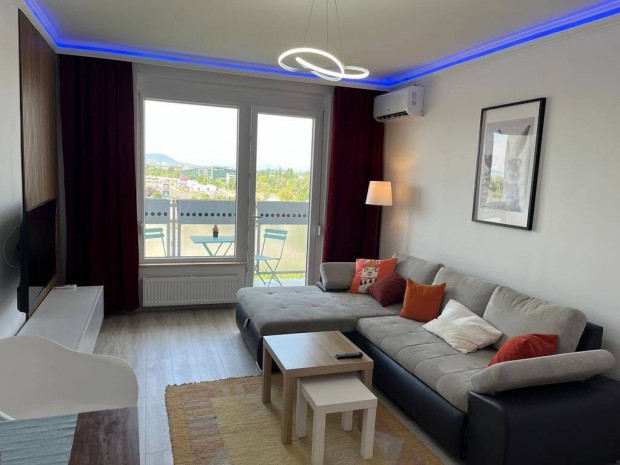 Frissen fel�j�tott ig�nyes garzonlak�s kiad�