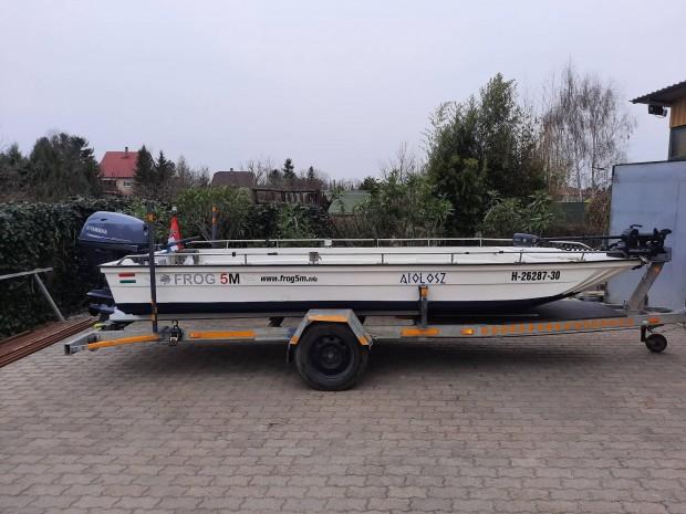 Frog 5m katamarán hajó  utánfutóval.