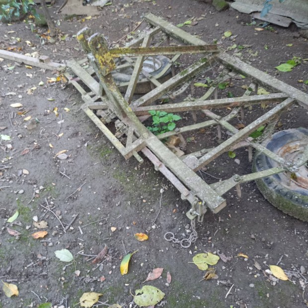 F�ggesztett fogas borona elad�.