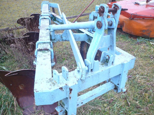 Fggesztett hrmas eke