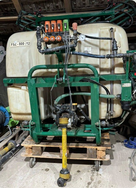 F�ggesztett sz�nt�f�ldi permetez� Farmg�p