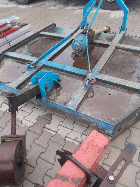 F�gg�leges tengely� sz�rz�z�